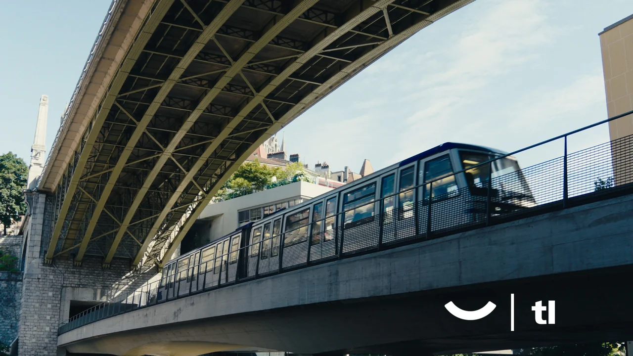 tl — photographie d’un bus en ville